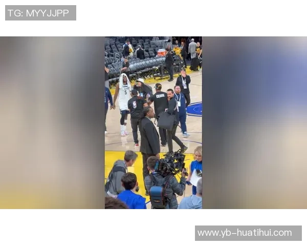 爱德华兹现场脱下比赛球衣赠送球迷令人惊叹的温暖瞬间